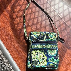 Small Cross body vera bradley bag in great condition!